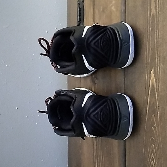 Nike Kyrie 5 Friends Edition - Picture 3 of 10